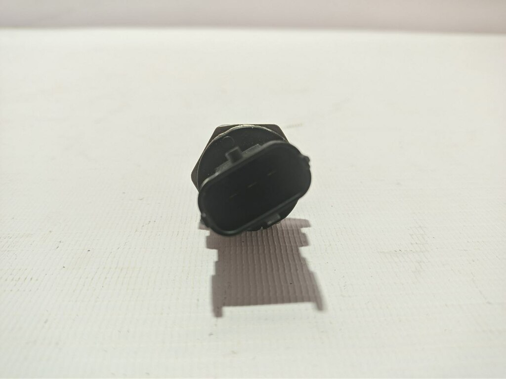датчик давления топлива D2066 б/у - 1